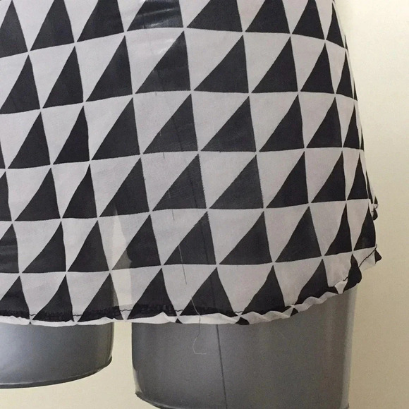 3/$15 Maximalist grunge Geometric print vegan flowy halter sheer top sz med - Picture 10 of 10